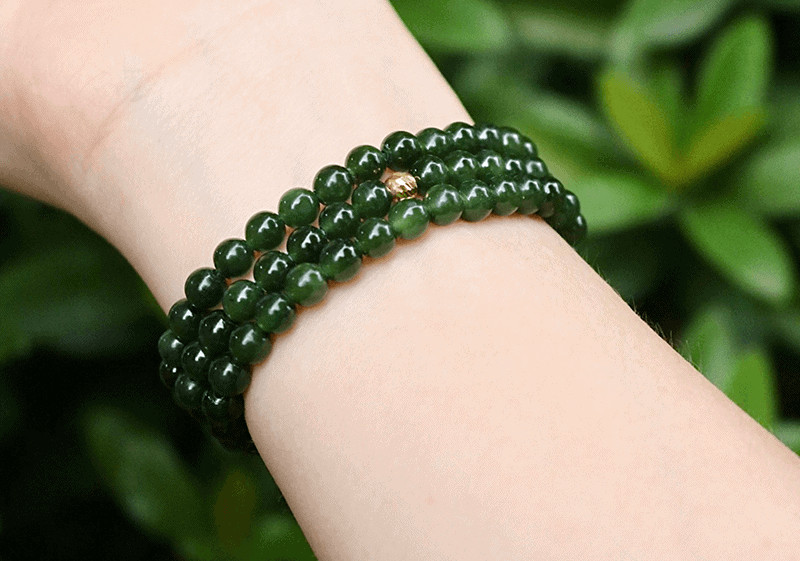 Phong thủy may mắn cho tử vi tuổi Canh Thân năm 2026 nữ mạng với Ngọc Bích