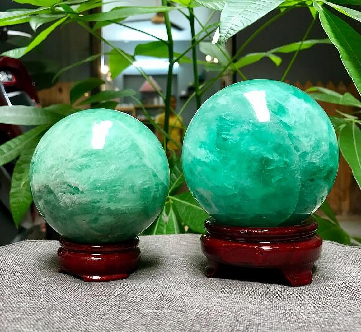 Quả cầu đá Fluorite xanh phong thủy cho nữ mạng Đinh Mùi 1967
