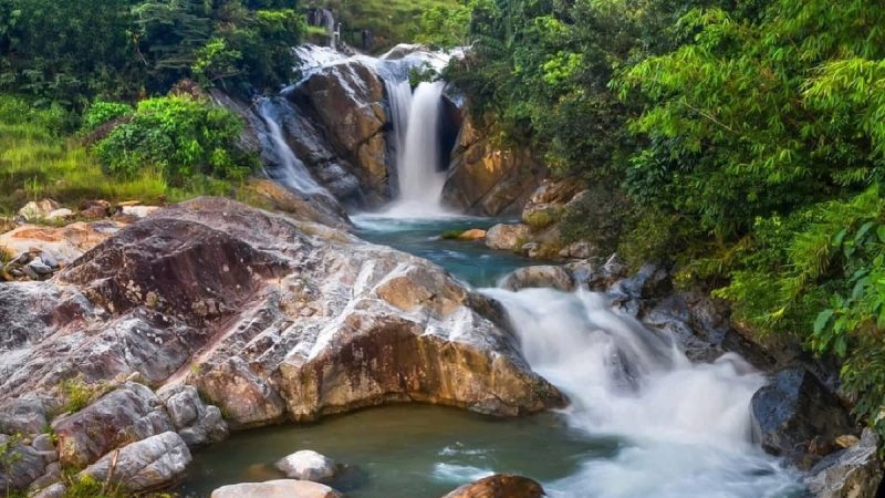 Tấm ảnh mô tả dòng nước suối trong phong thủy, tượng trưng cho mệnh Tuyển Trung Thủy của người sinh năm 2005