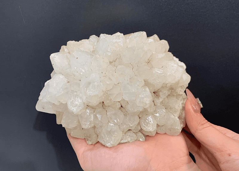 Thạch anh trắng, đá phong thủy hỗ trợ nữ tử vi tuổi Quý Hợi nữ hóa giải vận hạn Tam Tai và tăng cường năng lượng tích cực trong năm 2025