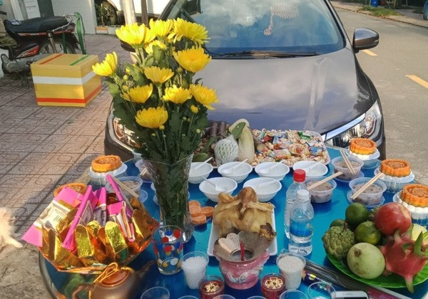 Thực hiện lễ cúng đầu xe với tâm thành là điều quan trọng nhất, không quá chú trọng chi phí