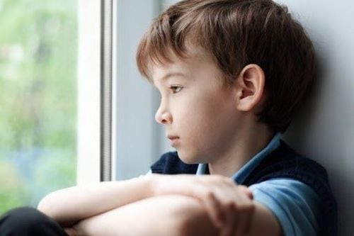 Trẻ tự kỷ có thể gặp khó khăn trong việc bắt chước hoặc tương tác xã hội, một trong những hành vi thường gặp