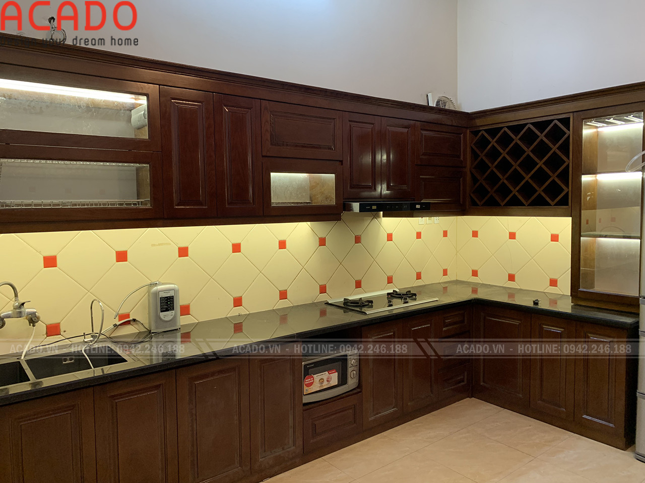 Tủ bếp gỗ tự nhiên an toàn và bền đẹp do đơn vị thiết kế thi công tủ bếp tại Gia Lâm sản xuất