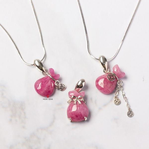 Túi tài lộc chứa đá ruby đỏ quý hiếm, biểu tượng cho đá ruby hợp mệnh gì và may mắn