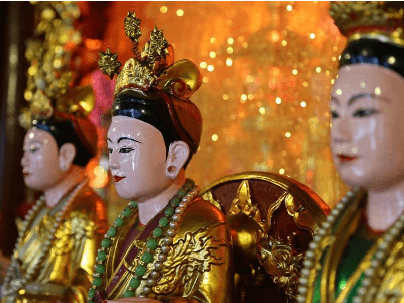 Tượng thờ Tứ vị Thánh Mẫu trong tín ngưỡng thờ Mẫu Việt Nam