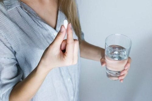 Uống collagen dạng viên cùng đủ nước để đảm bảo hấp thụ tối đa