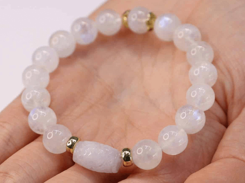 Vật phẩm phong thủy Moonstone mang lại bình an cho tử vi tuổi Giáp Ngọ
