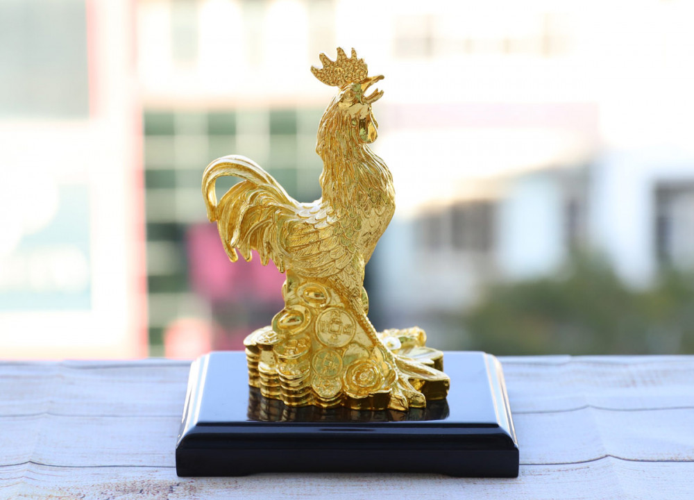 Vật phẩm phong thủy tượng Gà mang lại may mắn cho người tuổi Trâu
