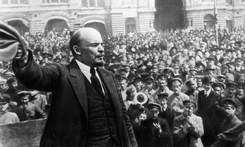 V.I.Lênin phát biểu trước đông đảo người dân tại Petrograd vào năm 1917, đánh dấu khởi đầu một kỷ nguyên mới của chủ nghĩa xã hội.