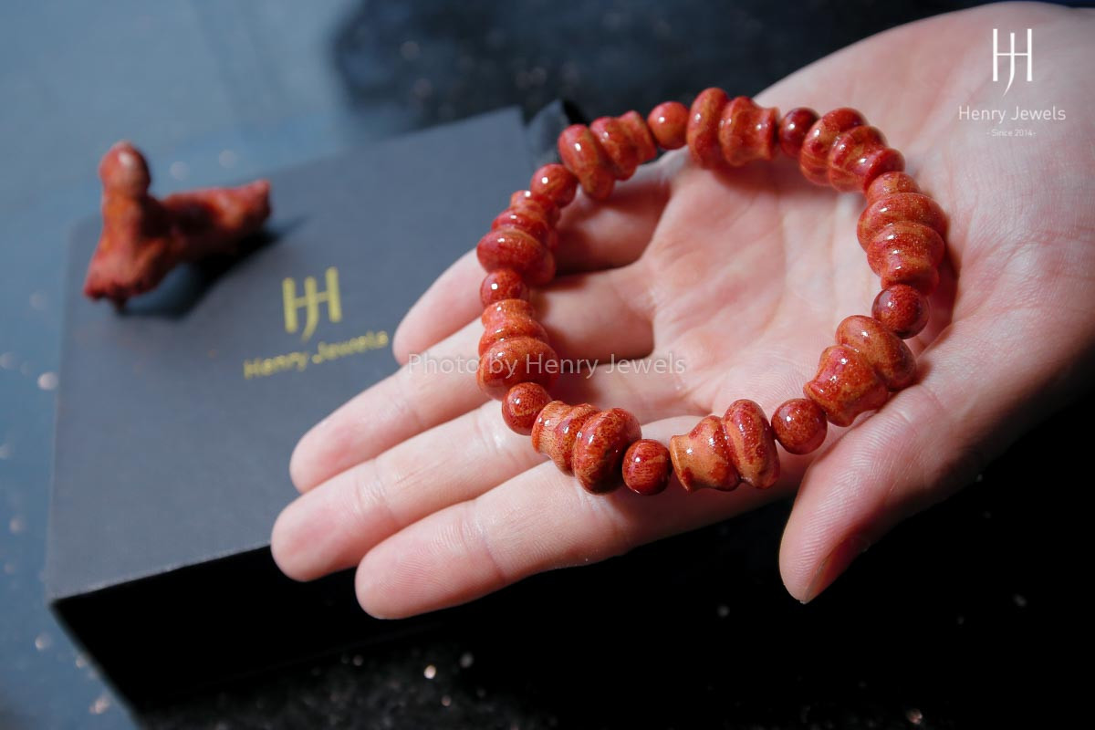 Vòng đá san hô đỏ mang ý nghĩa may mắn và sức khỏe