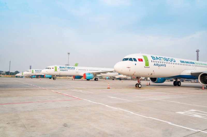 Xe khách đang di chuyển trên đường cao tốc, biểu tượng cho việc di chuyển bằng xe khách từ Hà Nội đến Ba Vì